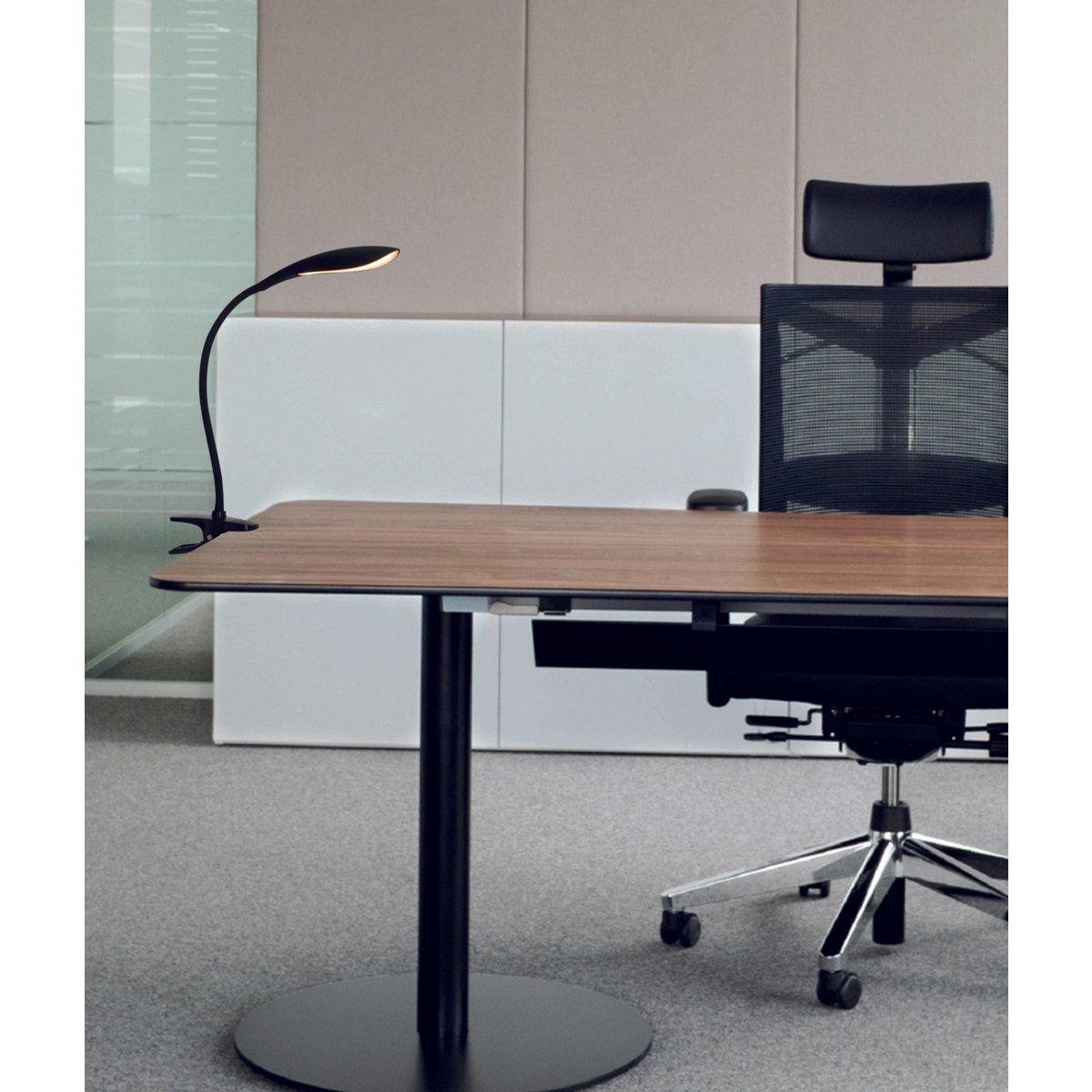 LED -klemlamp "ALF" gemaakt van metaal en plastic in zwart, met geïntegreerde LED