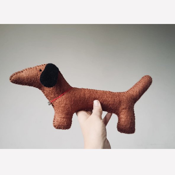 Luna -Leena Large Dachshund 'Luna' - Brown - 100% wol vilt - handgemaakt in Nepal