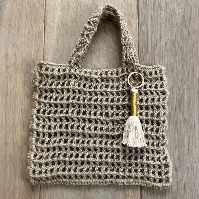 Luna -Leena Keychain Long Tassel Gold - Bag Charm - Organisch katoen en dunne gouddraad - Handgemaakt in Nepal - Bag Hanger