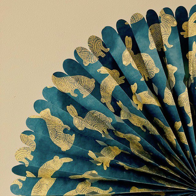 Luna -Leena Rosette met konijnen/konijnengoud - Eco -papier - 55ø cm - Blauw/goud - handgemaakt in Nepal