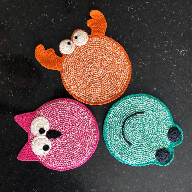 Luna-Leena kikker plat knuffeldoekje met geluid - groen - biologisch katoen - handgehaakt in Nepal