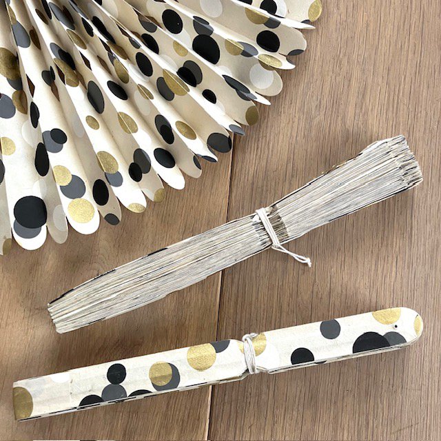 Luna -Leena Rosette met stippen afdrukken - Eco -papier - 55ø cm - Uit wit, goud, grijs en zwart - opvouwbaar - handgemaakt in Nepal