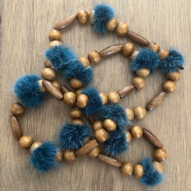 Luna -Leena armband Fluffy Bead Turquoise - één maat volwassen - gemaakt van bestaande kettingen van Nepal