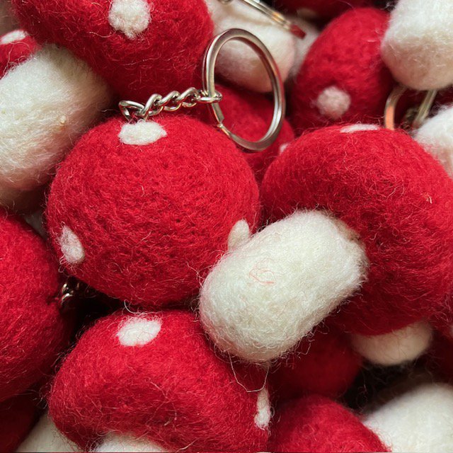 Luna -Leena Keychain Mushroom - Bag Charm - Rood - Wool Filt - Handmade in Nepal