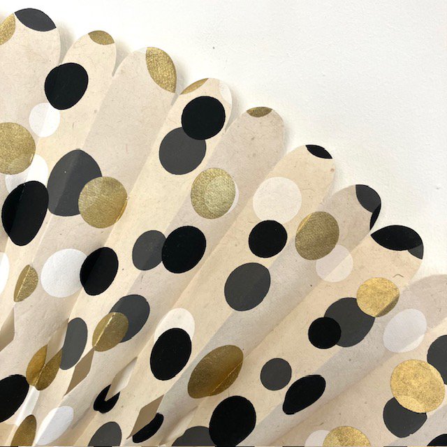 Luna -Leena Rosette met stippen afdrukken - Eco -papier - 55ø cm - Uit wit, goud, grijs en zwart - opvouwbaar - handgemaakt in Nepal
