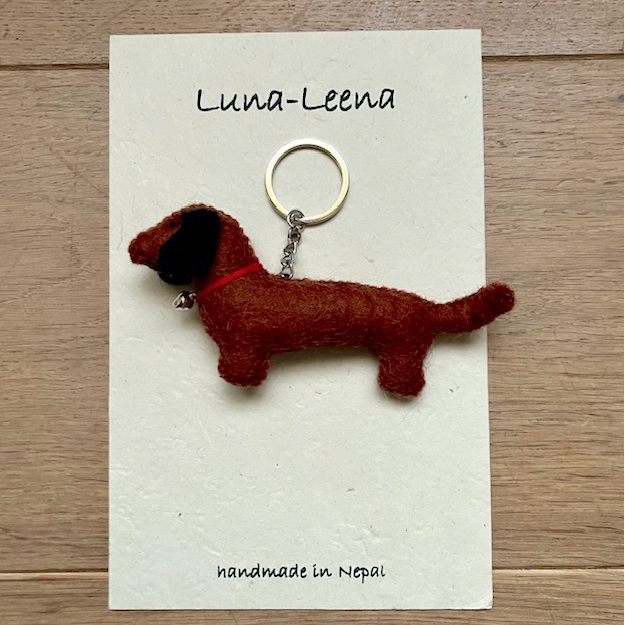 Luna -Leena Keychain Flat Dachshund - Bag Charm - Bruin - Wool Filt - Handmade in Nepal