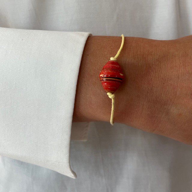 Luna -Leena Bracelet Oval Red - één maat volwassen - gemaakt van bestaande armbanden van Nepal