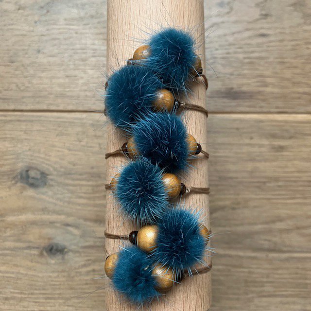 Luna -Leena armband Fluffy Bead Turquoise - één maat volwassen - gemaakt van bestaande kettingen van Nepal