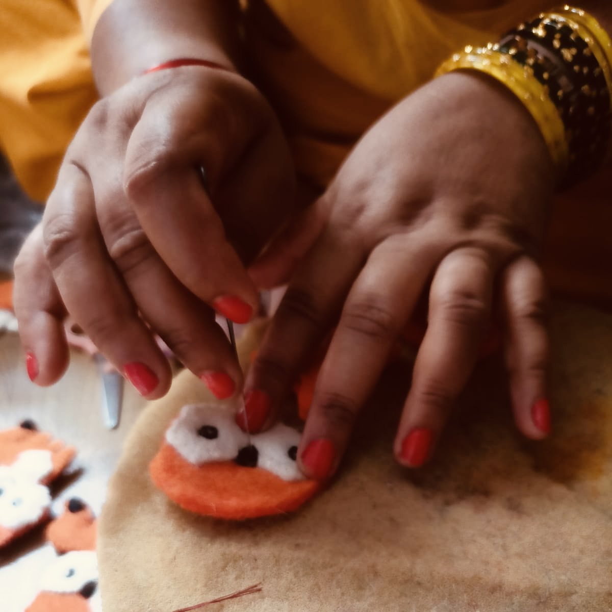 Luna -Leena Keychain Flat Fox - Bag Charm - Oranje - Wool Filt - Handmade in Nepal