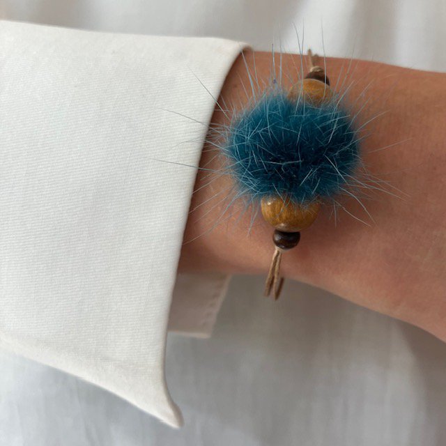 Luna -Leena armband Fluffy Bead Turquoise - één maat volwassen - gemaakt van bestaande kettingen van Nepal