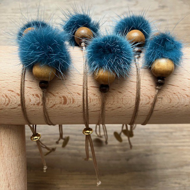 Luna -Leena armband Fluffy Bead Turquoise - één maat volwassen - gemaakt van bestaande kettingen van Nepal