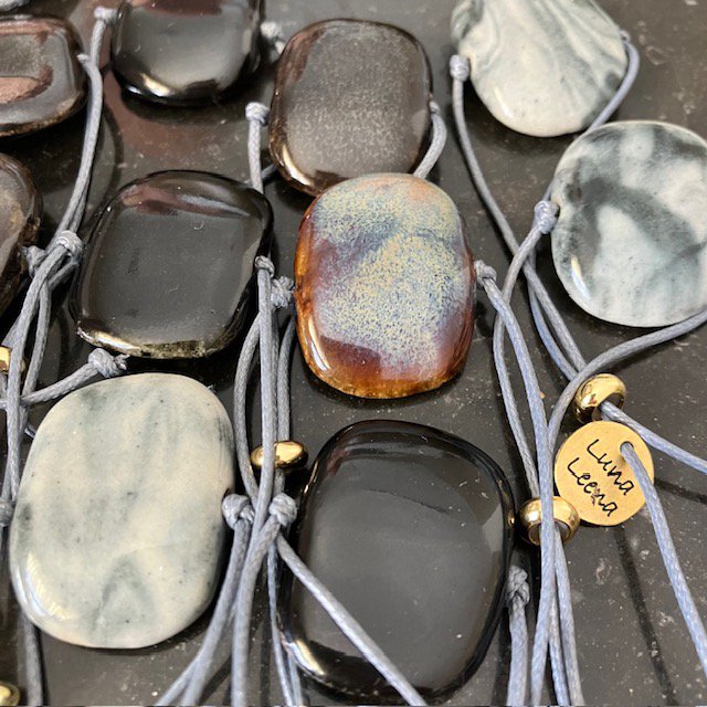 Luna -Leena armband Stone zwart/grijs - één maat volwassen - gerecycled en gemaakt van bestaande kettingen van Nepal