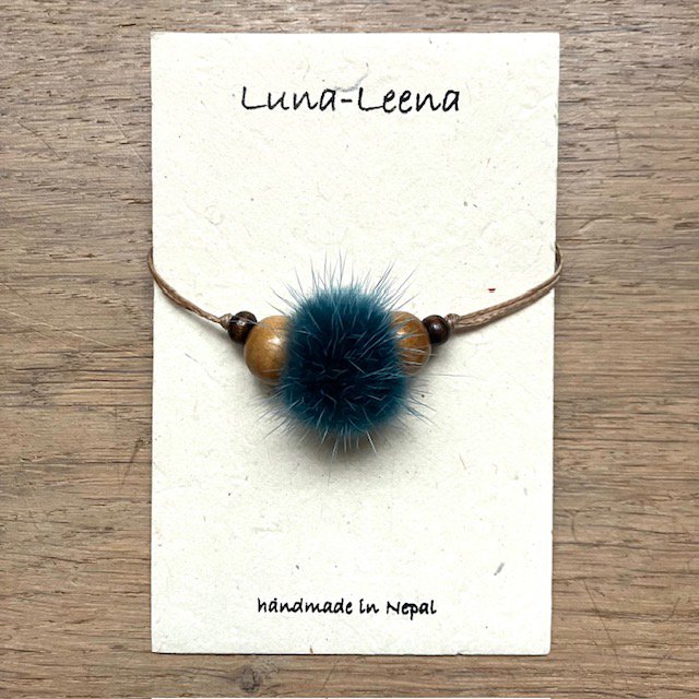 Luna -Leena armband Fluffy Bead Turquoise - één maat volwassen - gemaakt van bestaande kettingen van Nepal