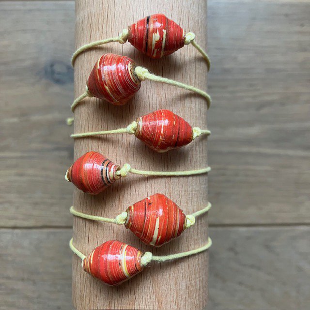 Luna -Leena Bracelet Oval Red - één maat volwassen - gemaakt van bestaande armbanden van Nepal