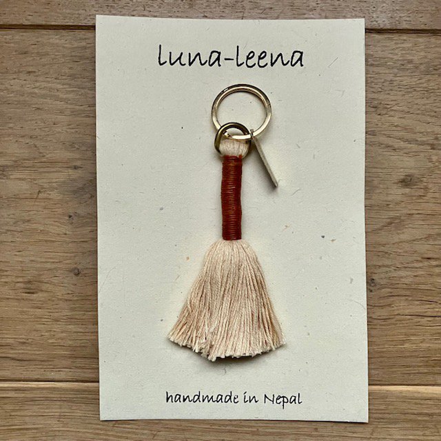 Luna -Leena Keychain Long Tassel Cream - Bag Charm - Organisch katoen en dun leer - Handgemaakt in Nepal - Bag Hanger