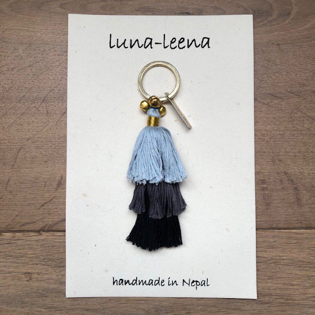 Luna -Leena Keychain kwamen grijs/zwart - tas charme - biologisch katoen - handgemaakt in nepal - tashanger