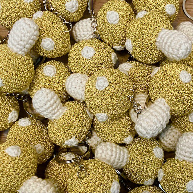 Luna -Leena Mushroom Keychain - Bag Charme - Geel goud - Lurex & Organic Cotton - Hand Crochet in Nepal