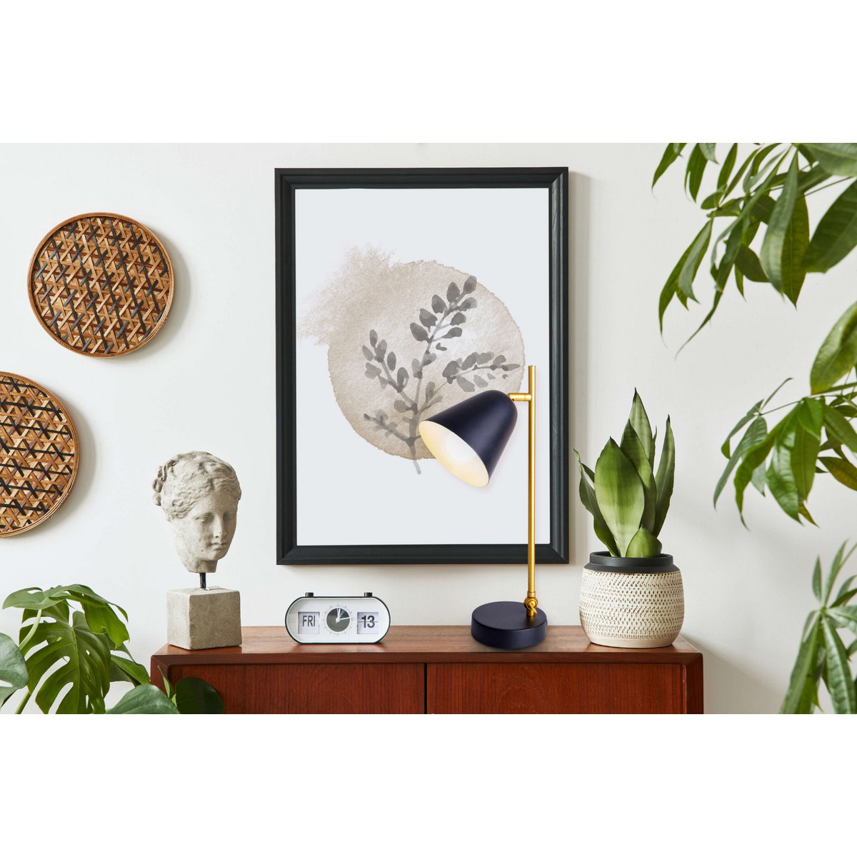 De "Triton" tafellamp gemaakt van zwart en messing gekleurd metaal is 42,5 cm hoog, heeft een E14-versie en is ideaal voor woonkamer, gang, kantoor of dessert