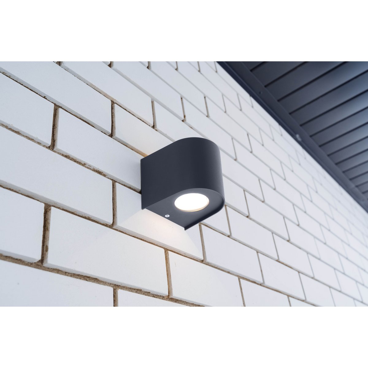 De "Alecto" LED -lamp meet 10,5 x 11,7 cm en is 10 cm hoog. Het bestaat uit een hoogwaardig plastic met een enigszins gestructureerd oppervlak dat eruit ziet als geschilderd. Tijdloos zwart maakt de lamp universeel bruikbaar.