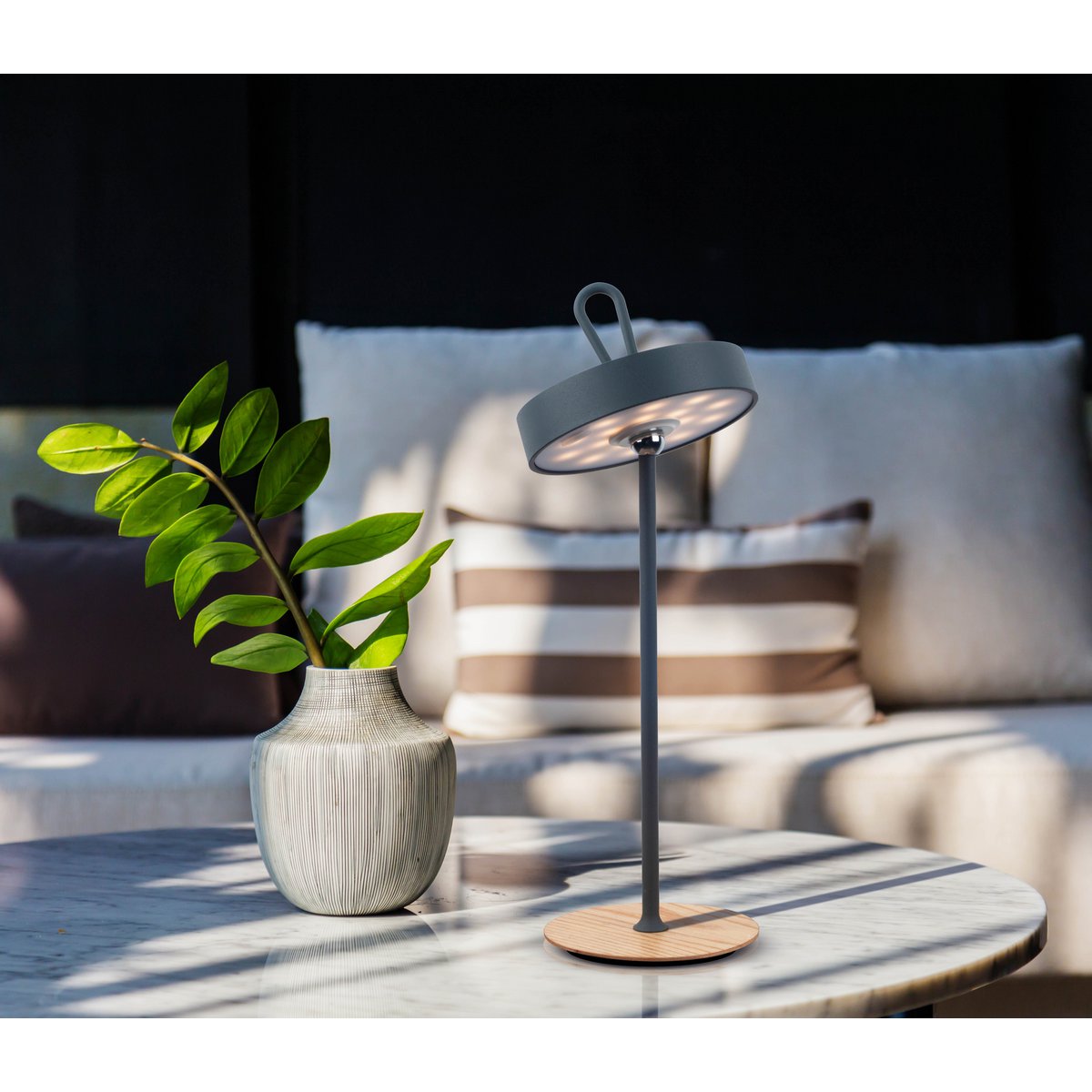 LED -batterijtafellamp magnetisch voor buiten en binnen, gemaakt van metaal en plastic in grijs, 36 cm hoog