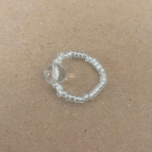 Luna -Leena ring gerecycled transparant - een maat stretch - handgemaakt van een bestaande kettingen van Nepal