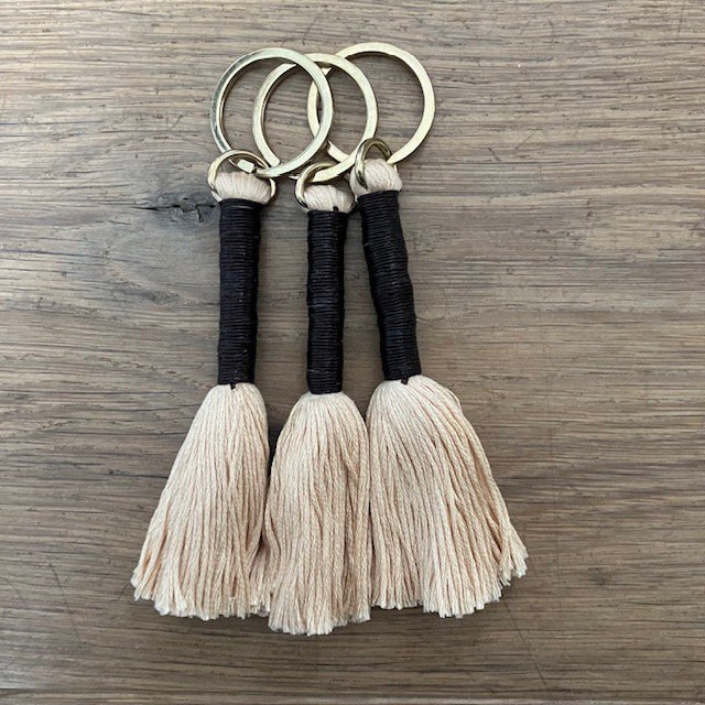 Luna -Leena Keychain Lange Tassel Black - Bag Charm - Organisch katoen en dun leer - handgemaakt in Nepal - Bag Hanger