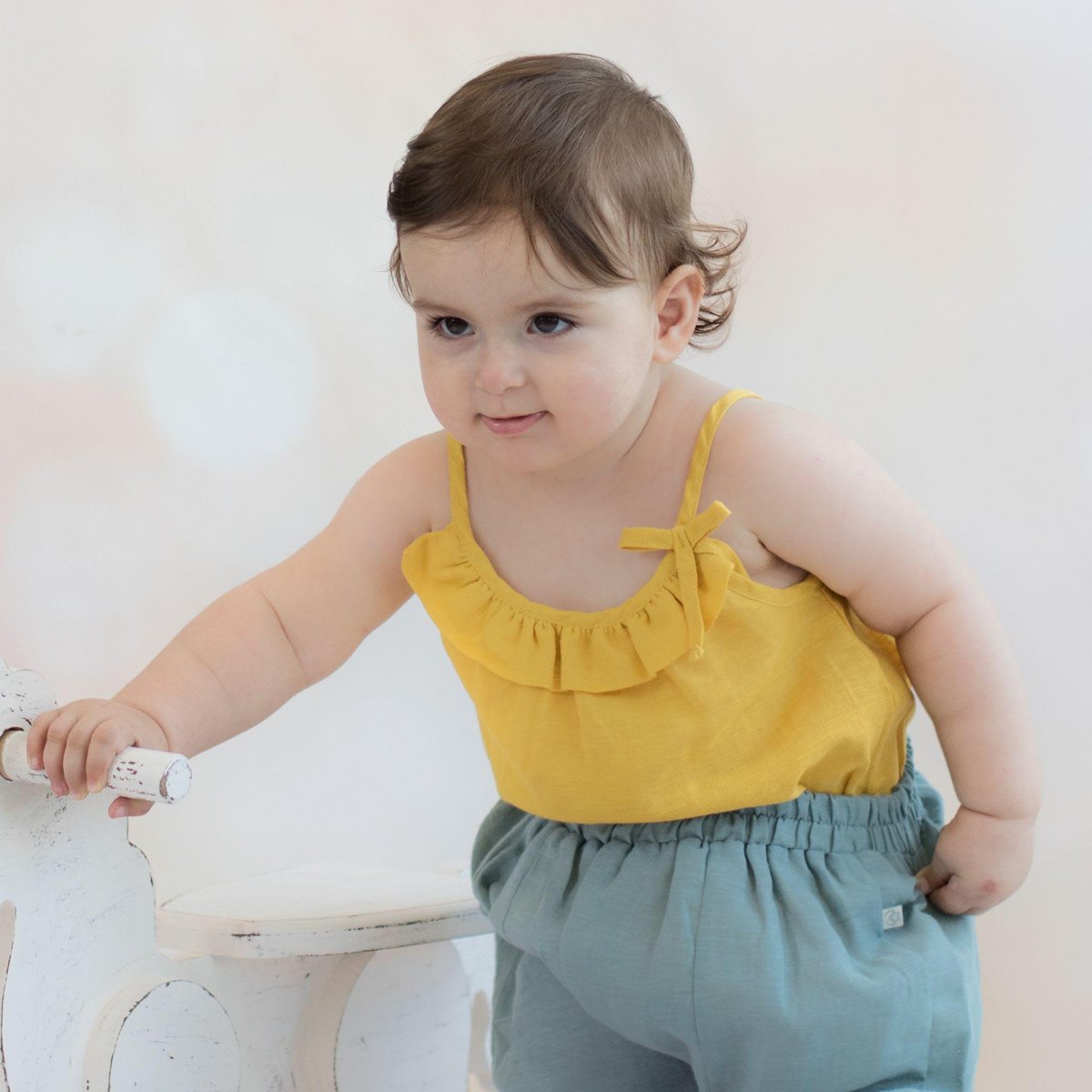 OrganicEra biologische hennep babybody met ruches, mosterd