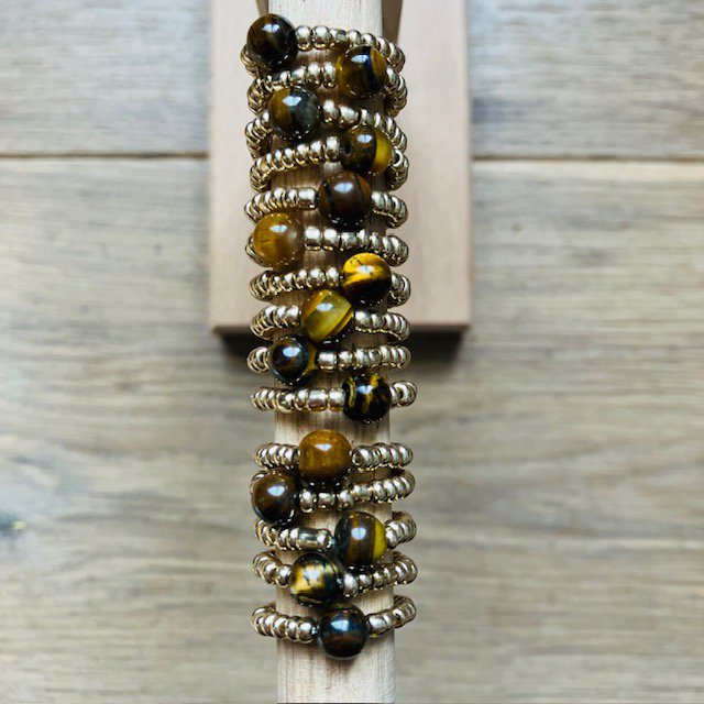 Luna -Leena -ring volwassen gerecycled tijger eye bruin - een maat stretch - handgemaakt van een bestaande kettingen van Nepal