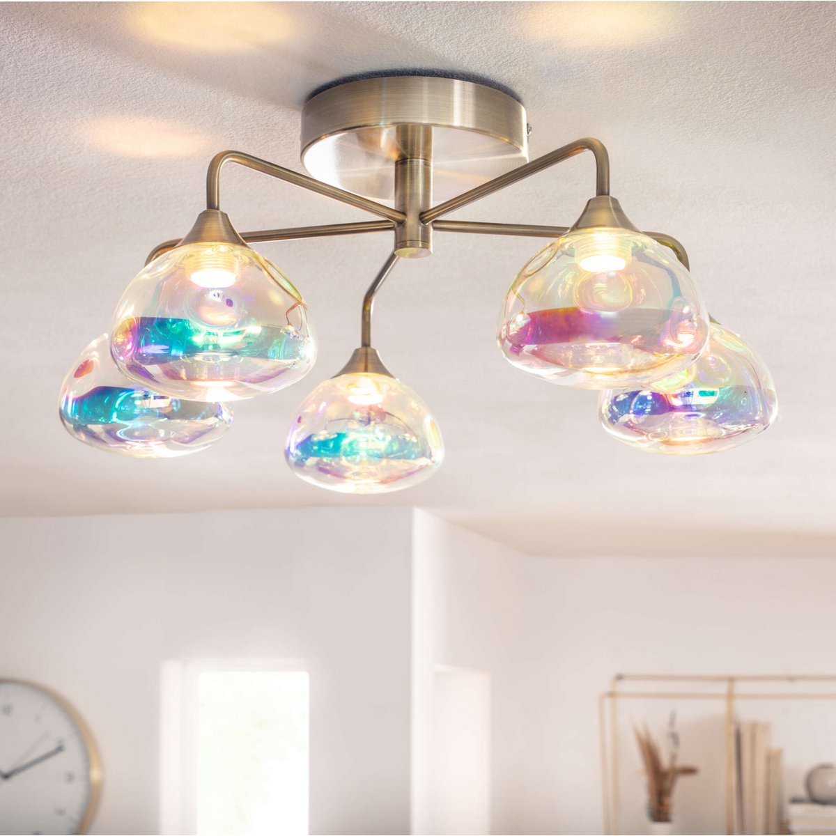 LED-plafondlamp 5-flame "varna", plafondlamp gemaakt van messing gekleurd metaal en irisglas, met stevig geïnstalleerde LED's, 50 cm diameter, stijlvolle verlichting voor woonkamer, eetkamer of gang