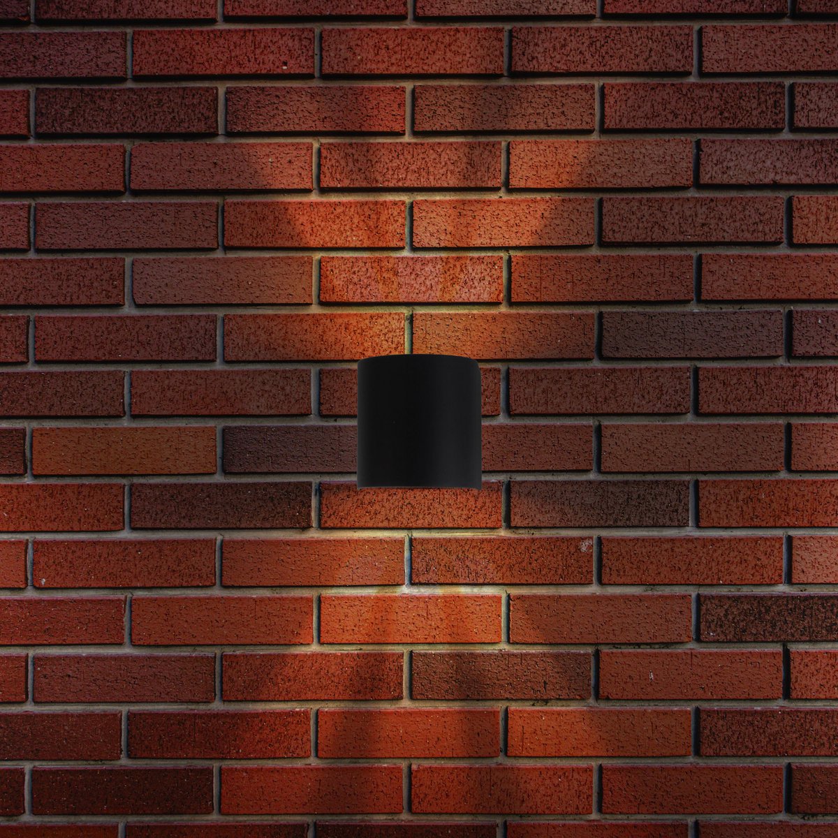 De "Alecto" LED -lamp meet 10,5 x 11,7 cm en is 10 cm hoog. Het bestaat uit een hoogwaardig plastic met een enigszins gestructureerd oppervlak dat eruit ziet als geschilderd. Tijdloos zwart maakt de lamp universeel bruikbaar.