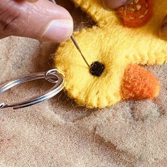 Luna -Leena Keychain Flat Duck - Bag Charm - Geel - Wool Filt - Handmade in Nepal