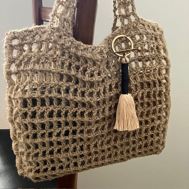 Luna -Leena Keychain Lange Tassel Black - Bag Charm - Organisch katoen en dun leer - handgemaakt in Nepal - Bag Hanger