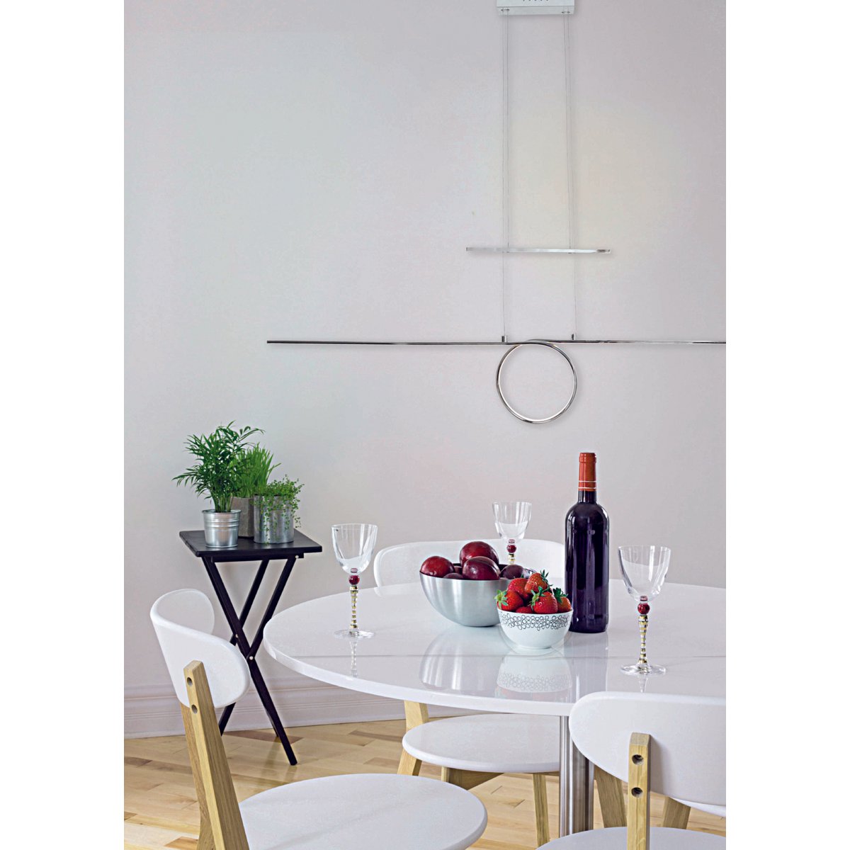 Metalen LED in zilveren LED -hanglamp, met geïntegreerde LED -slinger binnenin binnen