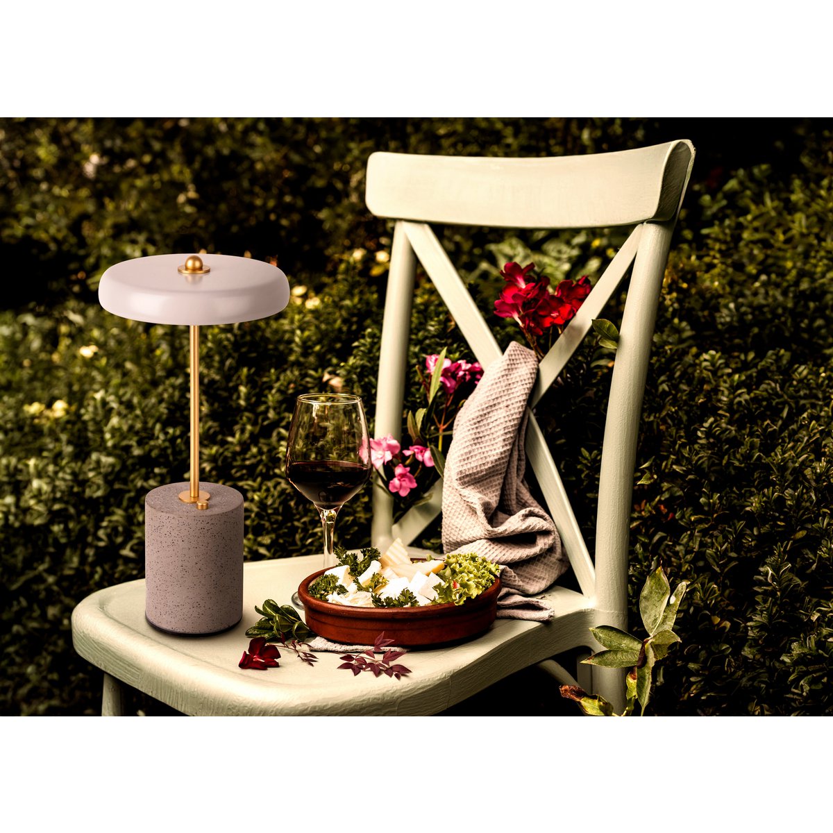 Batterijlamp "seta" grijs 30 cm hoog gemaakt van metaal en beton, met een stevig gebouwd -in LED