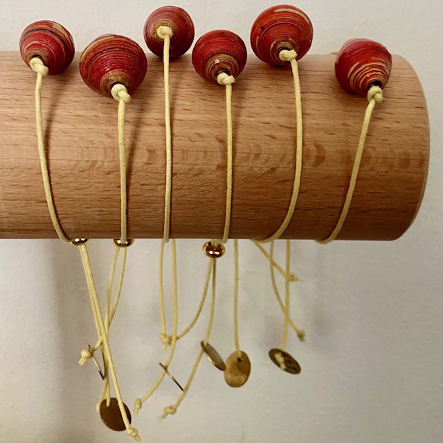 Luna -Leena Bracelet Oval Red - één maat volwassen - gemaakt van bestaande armbanden van Nepal