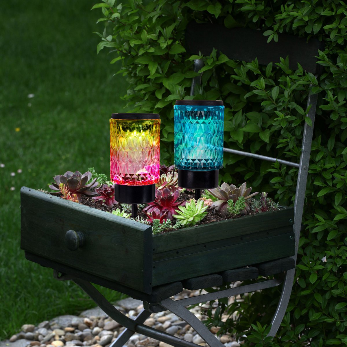 Zonne -decoratieve spiesjes "Mila" 2 set, Ø 8,3 cm, 25 cm hoog, zwart metaal, zwaar, gestructureerd glas in rood/geel en in blauw/groen, geïntegreerd LED, warm wit