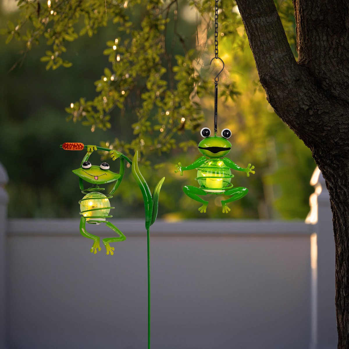2 Set Solar-Deco Hanglight "Frosch" ca. 20 en 66 cm hoog, gemaakt van geschilderd. Dawn Sensor;