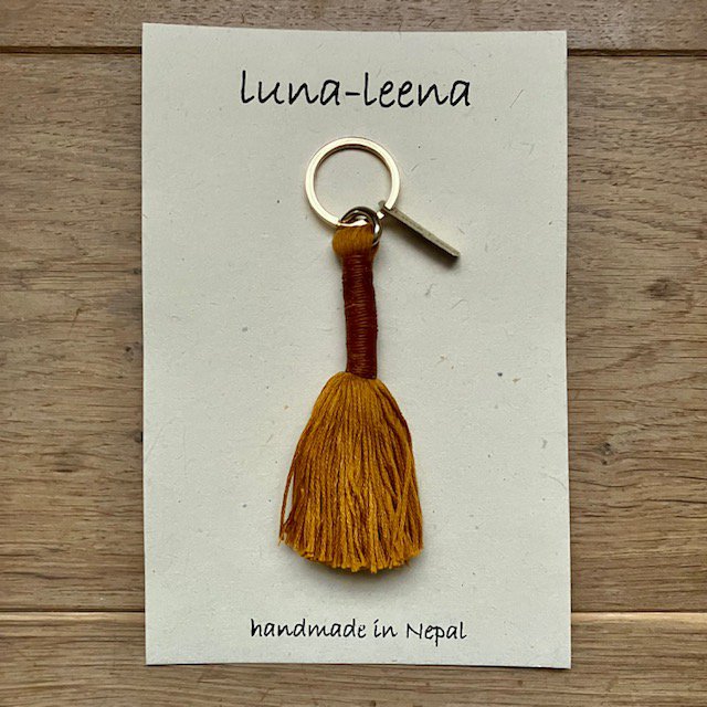 Luna -Leena Keychain Long Tassel Brown - Bag Charm - Organisch katoen en dun leer - handgemaakt in Nepal - zakhanger