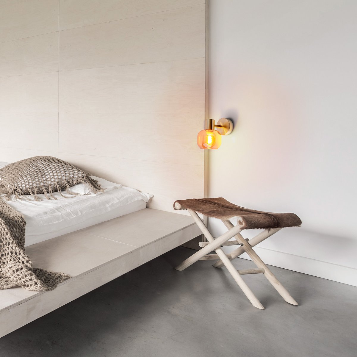 Glazen wandvlek "Libby", klassieke wandlamp gemaakt van messing gekleurd metaal en getinte glas in barnsteen, met E14-aansluiting, voor eetkamer, woonkamer, gang of kantoor, 16 cm