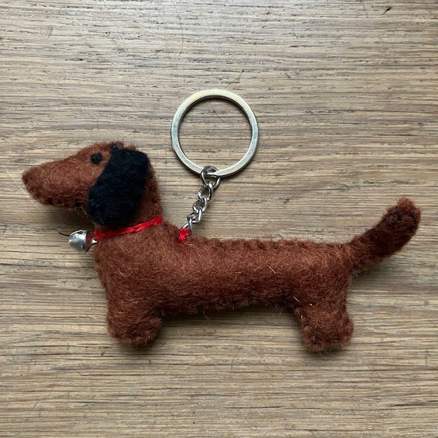 Luna -Leena Keychain Flat Dachshund - Bag Charm - Bruin - Wool Filt - Handmade in Nepal