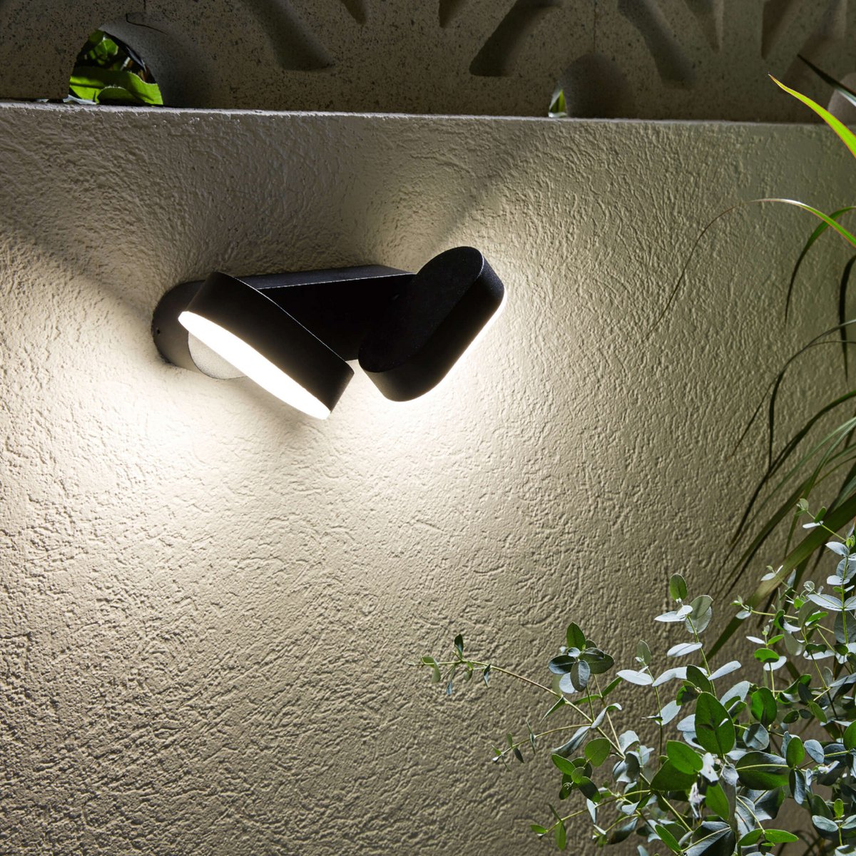 LED Outer Wall Lamp "Motus" gemaakt van metaal en plastic in het zwart, met geïntegreerde LED