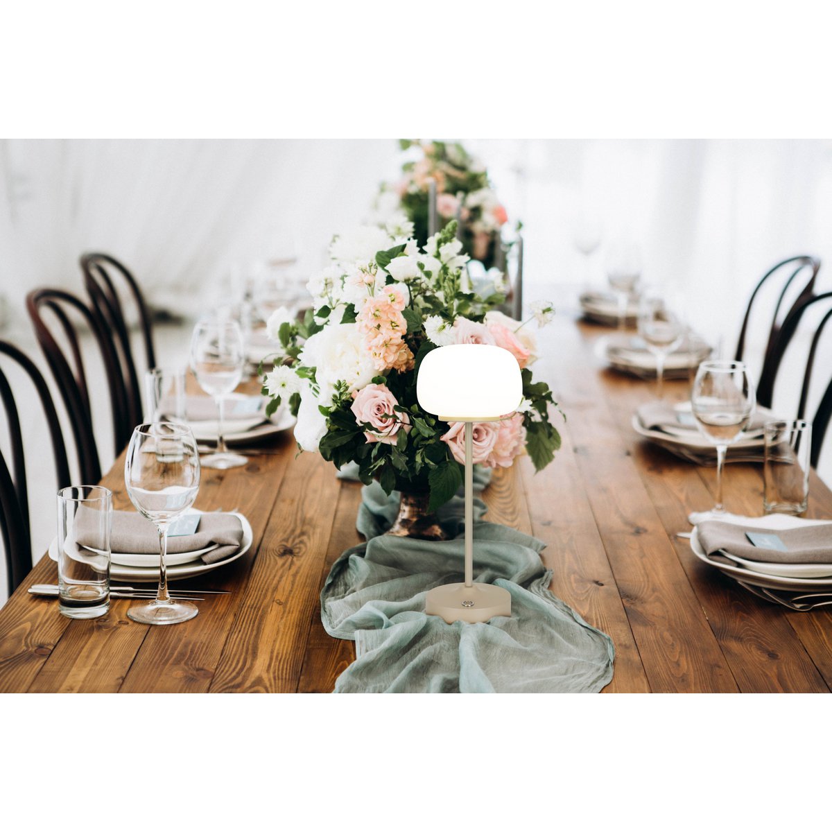 LED -batterij/ tafellamp "Pina" 30 cm hoog, gemaakt van metaal (beige) en glas (wit), geïntegreerde LED's, warm wit