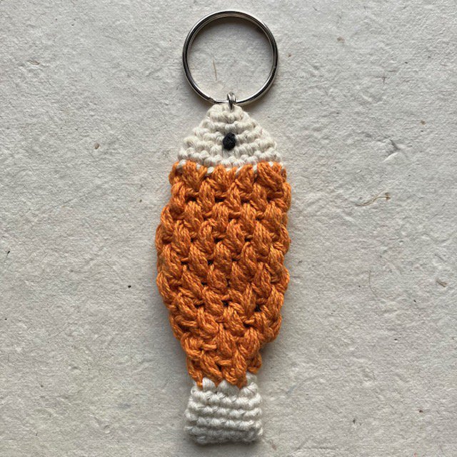 Luna -Leena Keychain Fish - Bag Charme - Oranje - Organisch katoen - Handhaak in Nepal - Baghanger