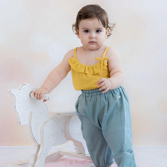 OrganicEra biologische hennep babybody met ruches, mosterd