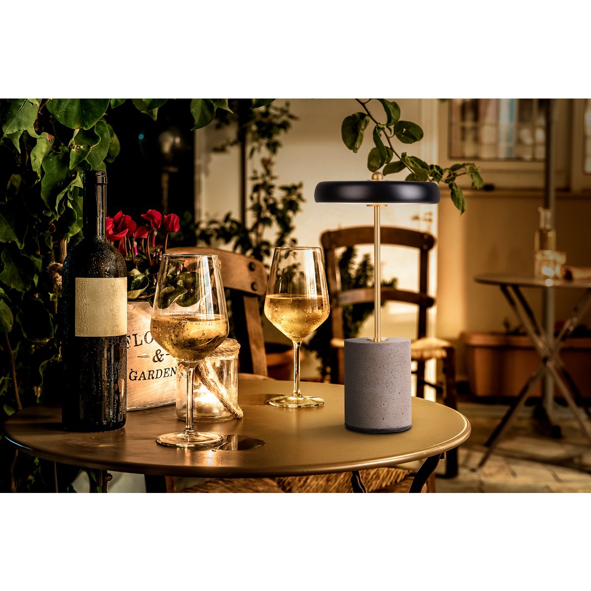 Batterijlamp "seta" grijs 30 cm hoog gemaakt van metaal en beton, met een stevig gebouwd -in LED