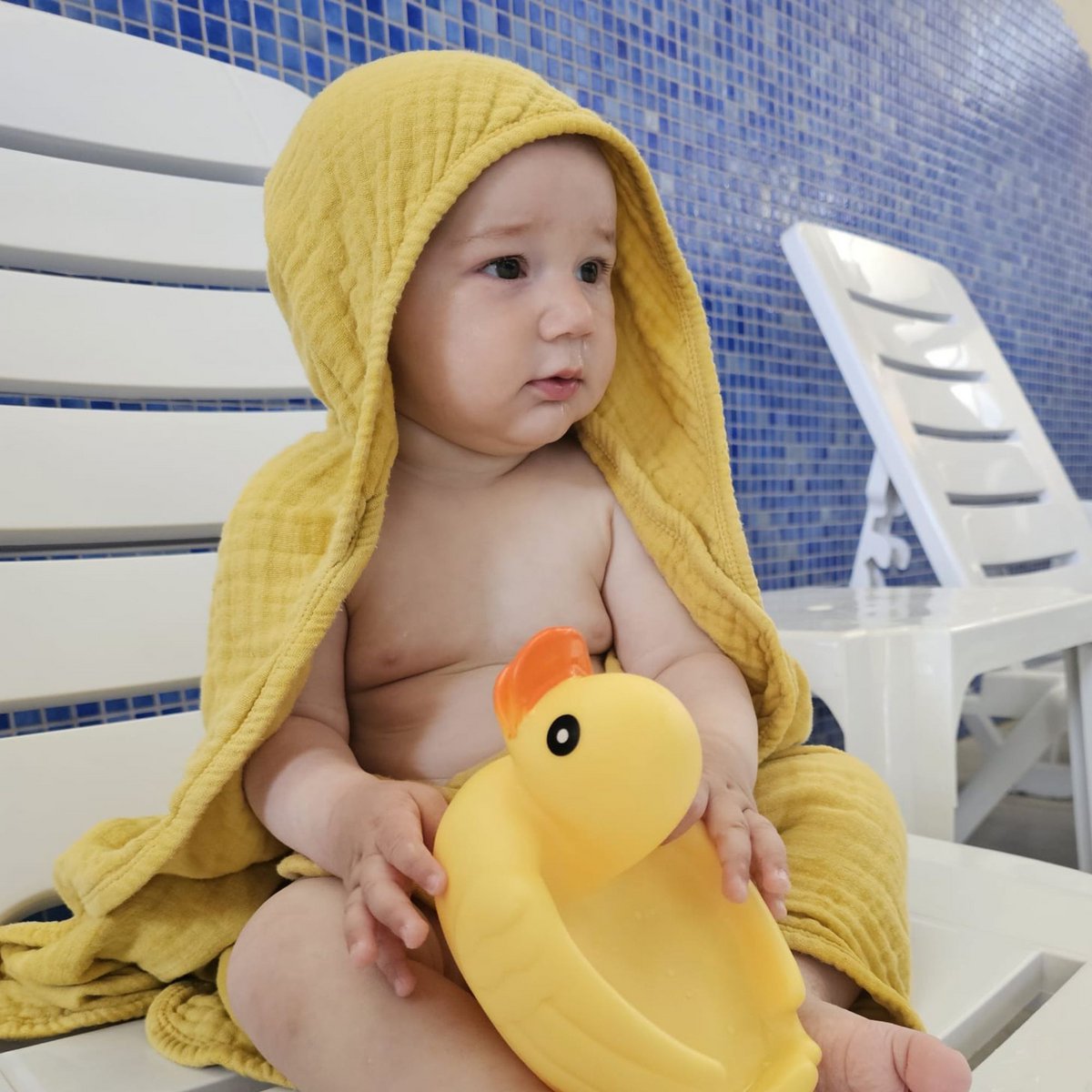 OrganicEra Biologische mousseline babyhanddoek met capuchon, mosterd