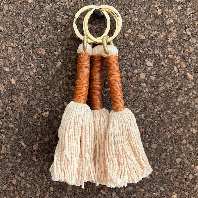 Luna -Leena Keychain Long Tassel Cream - Bag Charm - Organisch katoen en dun leer - Handgemaakt in Nepal - Bag Hanger