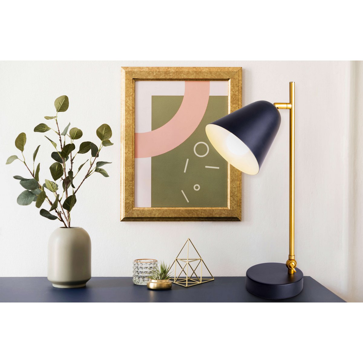 De "Triton" tafellamp gemaakt van zwart en messing gekleurd metaal is 42,5 cm hoog, heeft een E14-versie en is ideaal voor woonkamer, gang, kantoor of dessert