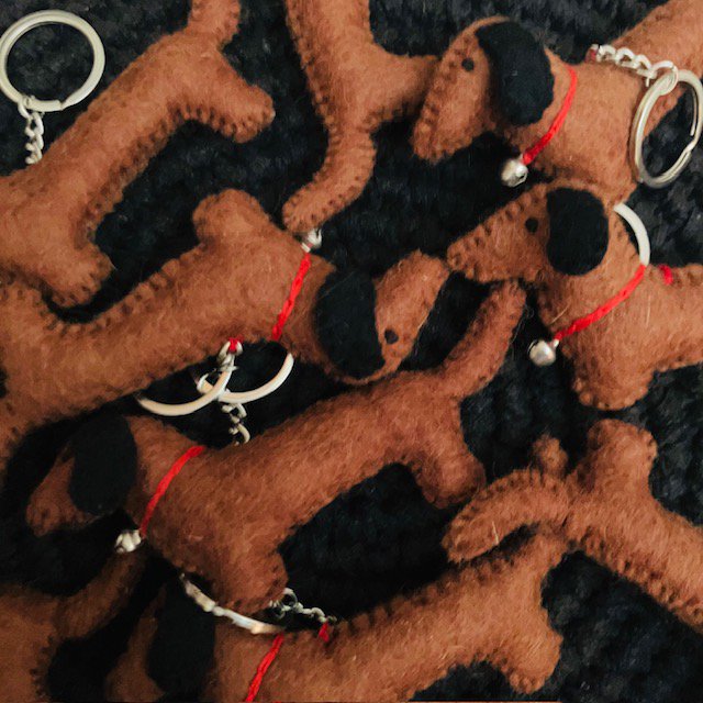 Luna -Leena Keychain Flat Dachshund - Bag Charm - Bruin - Wool Filt - Handmade in Nepal