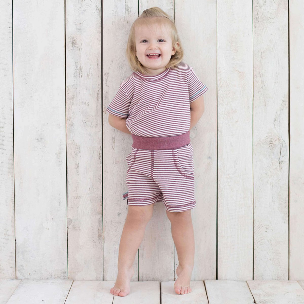 OrganicEra biologische babyshort, bordeaux gestreept